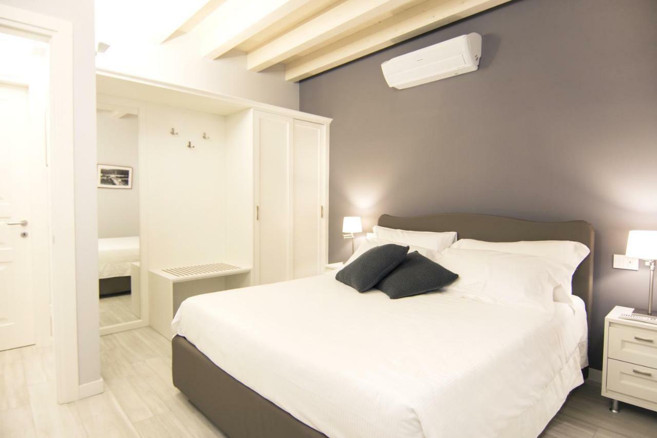 La Quadra Suites - Central Apartments In Iseo With Daily Housekeeping Екстер'єр фото
